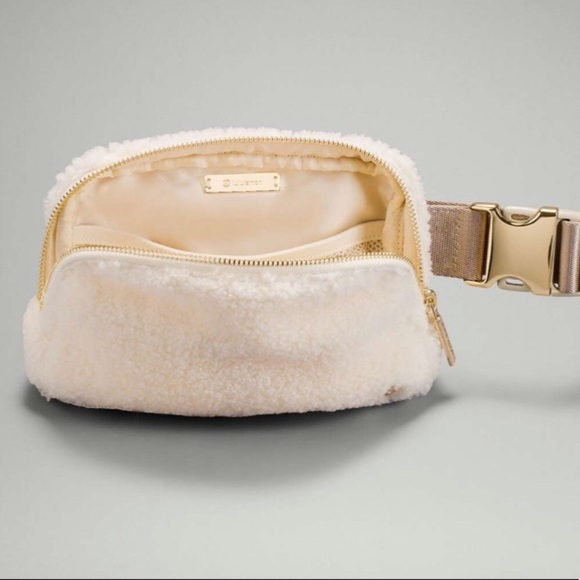 NWT LULULEMON Everywhere Fleece Belt Bag - Picture 4 of 7